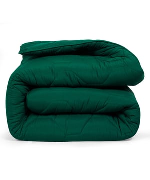 
Onder dit DoubleDry 2 in 1 dekbed val je snel in slaap!  Geen gedoe met overtrekken Koel in de zomer, warm in de winter Zacht, ademend en vochtregulerend Hypoallergeen en antibacterieel OnderhoudsvriendelijkDoubleDry 2 in 1 Dekbed  is makkelijk in gebruik en heeft een uitstekende ventilatie en vochtregulatie en neemt maar liefst 40 procent meer vocht op dan katoen! Antibacterieel, hierdoor worden de bacteriën en schimmels geweerd en behoort klam wakker worden tot de verleden tijd. De zachte Poliperkal tijk voelt uiterst zacht aan, transpiratievocht wordt afgevoerd voordat het in de vulling kan trekken. Het stiksel heeft een prachtige vorm. Het DoubleDry 2 in 1 Dekbed is een heerlijk zacht en ademend dekbed met een vulgewicht van circa 330 gram/m2. Voorzien van een zachte en comfortabele tijk. Dit dekbed heeft een warmteklasse 2 waarmee deze een verkoelende werking biedt en zeer geschikt is voor warme nachten. De vulling van het dekbed is schuifvrij gestikt. Dekbed is anti-allergisch, reukvrij en wasbaar op 40 graden. Het dekbed heeft een optimale vochtopname, waardoor deze zeer comfortabel aanvoelt. Dit dekbed geeft u direct een ontspannen nachtrust!Product specificaties:2 in 1 Dekbed Formaat 200x200 cmKleur donker groenLet op! kussenslopen zijn los verkrijgbaar en niet inclusiefTijk schuifvrij gestiktTijk poliperkal stofVulling holle vezelsVulgewicht 330 gramWarmteklasse 2 Geschikt voor alle seizoenenWassen tot 40 graden Wasbaar in wasmachine met minimaal 7 kg inhoudDrogen op een lage temperatuurGecertificeerd door STANDARD 100 by OEKO-TEXGecertificeerd by BSCICode of conduct - Afmeting: 200x200 - Kleur: Donker Groen - Materiaal: Microvezel