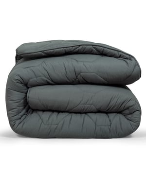 
Onder dit DoubleDry 2 in 1 dekbed val je snel in slaap!  Geen gedoe met overtrekken Koel in de zomer, warm in de winter Zacht, ademend en vochtregulerend Hypoallergeen en antibacterieel OnderhoudsvriendelijkDoubleDry 2 in 1 Dekbed  is makkelijk in gebruik en heeft een uitstekende ventilatie en vochtregulatie en neemt maar liefst 40 procent meer vocht op dan katoen! Antibacterieel, hierdoor worden de bacteriën en schimmels geweerd en behoort klam wakker worden tot de verleden tijd. De zachte Poliperkal tijk voelt uiterst zacht aan, transpiratievocht wordt afgevoerd voordat het in de vulling kan trekken. Het stiksel heeft een prachtige vorm. Het DoubleDry 2 in 1 Dekbed is een heerlijk zacht en ademend dekbed met een vulgewicht van circa 330 gram/m2. Voorzien van een zachte en comfortabele tijk. Dit dekbed heeft een warmteklasse 2 waarmee deze een verkoelende werking biedt en zeer geschikt is voor warme nachten. De vulling van het dekbed is schuifvrij gestikt. Dekbed is anti-allergisch, reukvrij en wasbaar op 40 graden. Het dekbed heeft een optimale vochtopname, waardoor deze zeer comfortabel aanvoelt. Dit dekbed geeft u direct een ontspannen nachtrust!Product specificaties:2 in 1 Dekbed Formaat 240x200 cmKleur antracietLet op! kussenslopen zijn los verkrijgbaar en niet inclusiefTijk schuifvrij gestiktTijk poliperkal stofVulling holle vezelsVulgewicht 330 gramWarmteklasse 2 Geschikt voor alle seizoenenWassen tot 40 graden Wasbaar in wasmachine met minimaal 10 kg inhoudDrogen op een lage temperatuurGecertificeerd door STANDARD 100 by OEKO-TEXGecertificeerd by BSCICode of conduct - Afmeting: 240x200 - Kleur: Antraciet - Materiaal: Microvezel