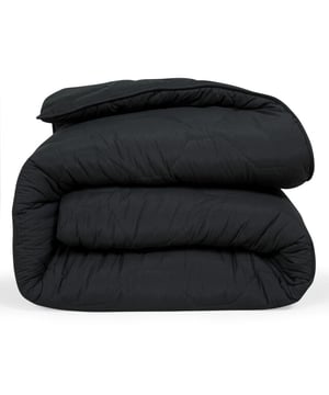
Onder dit DoubleDry 2 in 1 dekbed val je snel in slaap!  Geen gedoe met overtrekken Koel in de zomer, warm in de winter Zacht, ademend en vochtregulerend Hypoallergeen en antibacterieel OnderhoudsvriendelijkDoubleDry 2 in 1 Dekbed  is makkelijk in gebruik en heeft een uitstekende ventilatie en vochtregulatie en neemt maar liefst 40 procent meer vocht op dan katoen! Antibacterieel, hierdoor worden de bacteriën en schimmels geweerd en behoort klam wakker worden tot de verleden tijd. De zachte Poliperkal tijk voelt uiterst zacht aan, transpiratievocht wordt afgevoerd voordat het in de vulling kan trekken. Het stiksel heeft een prachtige vorm. Het DoubleDry 2 in 1 Dekbed is een heerlijk zacht en ademend dekbed met een vulgewicht van circa 330 gram/m2. Voorzien van een zachte en comfortabele tijk. Dit dekbed heeft een warmteklasse 2 waarmee deze een verkoelende werking biedt en zeer geschikt is voor warme nachten. De vulling van het dekbed is schuifvrij gestikt. Dekbed is anti-allergisch, reukvrij en wasbaar op 40 graden. Het dekbed heeft een optimale vochtopname, waardoor deze zeer comfortabel aanvoelt. Dit dekbed geeft u direct een ontspannen nachtrust!Product specificaties:2 in 1 Dekbed Formaat 200x200 cmKleur zwartLet op! kussenslopen zijn los verkrijgbaar en niet inclusiefTijk schuifvrij gestiktTijk poliperkal stofVulling holle vezelsVulgewicht 330 gramWarmteklasse 2 Geschikt voor alle seizoenenWassen tot 40 graden Wasbaar in wasmachine met minimaal 7 kg inhoudDrogen op een lage temperatuurGecertificeerd door STANDARD 100 by OEKO-TEXGecertificeerd by BSCICode of conduct - Afmeting: 200x200 - Kleur: Zwart - Materiaal: Microvezel