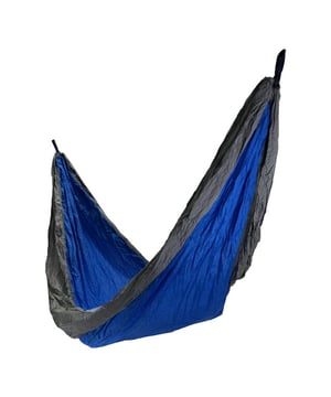 
Zeer stevige nylon Hangmat van parachutestof. Afmeting 270x150cm en de hangmat wordt als set geleverd met 3 meter koord en 2 karabijnhaken, dus je kunt hem meteen gaan ophangen. Deze hangmatten zijn geschikt voor een maximum gewicht van 200 kg. Hij wordt geleverd met een opbergzakje die aan de stof vast zit waardoor je het bewaarzakje nooit kwijt kunt zijn. Het voordeel van parachutestof hangmatten is divers. De stof is verkoelend, lichtgewicht en zeer klein op te vouwen, dus je kunt hem makkelijk mee nemen op vakantie of naar een festival. Hij past met gemak in je koffer of tas. Mooi fris kleurrijk design met een extra groot ligvlak, geschikt voor één of meerdere personen.Geschikt voor gebruik in de tuin, terras, balkon, of op de camping. Te gebruiken in combinatie met een hangmatstandaard, of gewoon ophangen aan haken. Hoog zitcomfort dankzij het flexibele materiaal Stabiele constructie voor hoge veiligheid en geschikt voor een maximale belasting van maar liefst 200kg! Wasbaar in de machine, dus mocht hij vies worden, dan was je hem gewoon even. Gemakkelijk te vervoeren dankzij opbergtas die je er gratis bij krijgt.Kenmerken:Materiaal: Nylon parachutestofMaximum belasting: 200kgAfmeting doek: 270x150 cmWordt geleverd inclusief 2 karabijnhaken en 3 meter touwTotale touwlengte: 300 cmWordt geleverd inclusief draagtasWasbaar op 30 gradenGemakkelijke, snelle montage en verwijdering door de grote ogenVerkrijgbaar in de kleuren blauw, groen en rood2 jaar garantieLeveringsomvang:1 hangmat 1 draagtas (aan stof vast)2 karabijnhaken3 meter nylon koord - Afmeting: - Kleur: Blauw - Materiaal: Nylon