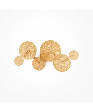 
Verlicht uw interieur met de Maytoni Wandlamp Lovetann in stijlvol goud! Deze elegante wandlamp, met een diameter van 31 cm, is geïnspireerd op de delicate schoonheid van paardenbloemen. De geperforeerde metalen schijven creëren een betoverend lichtpatroon op uw muur, waardoor een warme en sfeervolle ambiance ontstaat. Perfect voor een moderne, maar toch tijdloze touch in uw huis.De Lovetann wandlamp is vervaardigd uit hoogwaardig metaal met een luxe matte messing afwerking. Zijn unieke design maakt hem geschikt voor diverse ruimtes: van de woonkamer en slaapkamer tot de keuken, eetkamer, gang of zelfs een café. Combineer meerdere Lovetann lampen voor een spectaculair effect! De lamp vereist vier E14-lampen (niet inbegrepen), zodat u de lichtkleur en intensiteit volledig naar wens kunt aanpassen. Laat uw creativiteit de vrije loop en creëer de perfecte verlichting voor uw interieur.KleurGoud (Matte Messing Afwerking)MateriaalMetaalAfmetingenHoogte: 76.6 cm, Lengte: 17.8 cm, Breedte: 33.4 cm, Diameter: 31 cmLampfittingE14Aantal Lampen4Max. Wattage per lamp40WVoltage230VLampen inbegrepenNeeArtikelnummer (HomeDeco.nl)2993708Artikelnummer (Decodap Verlichting)MOD082WL-04GGarantie2 jaar