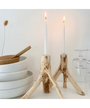 
Met de handgemaakte kaarsenhouder van 100%25 natuurlijke materialen, met zorg en vakmanschap vervaardigd in Azië. Deze unieke kaarsenhouder heeft een rustige en serene uitstraling. Decoreer met deze sfeervolle kaarsenhouder de woonkamer, keuken, hal of slaapkamer en creëer zo een sfeervol interieur. Door het rustig kleurgebruik is dit een echt stijlelement en makkelijk te combineren in ieder interieur.Kaarsenhouder:Afmetingen: H15Materiaal: Hout, SprokkelhoutKleur: NaturelExtra: Alleen geschikt voor kaarsen met een maximale diameter van 1,5 mmLET OP! Natuurproduct en met de hand vervaardigd, hierdoor kunnen de maten en vorm afwijken van de getoonde afmetingen.