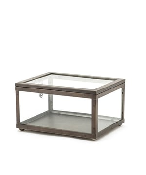 
Oh, dit is toch een plaatje om naar te kijken. Deze prachtige display is gemaakt van ijzer en glas en perfect om je interieur mee op te leuken. Zo kun je een enkele display plaatsen, maar je kunt er ook meerdere ervan neerzetten voor een speels effect! Zet de display op een lege plak en zet er een pronkstuk of een gezellig kaarsje in. The choice is yours! De afmeting van de display is 36 x 27 x 21 cm