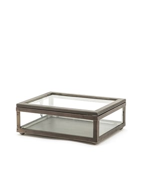 
Oh, dit is toch een plaatje om naar te kijken. Deze prachtige display is gemaakt van ijzer en glas en perfect om je interieur mee op te leuken. Zo kun je een enkele display plaatsen, maar je kunt er ook meerdere ervan neerzetten voor een speels effect! Zet de display op een lege plak en zet er een pronkstuk of een gezellig kaarsje in. The choice is yours! De afmeting van de Axel is 36 x 27 x 11 cm