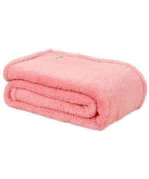 
Teddy Fleece DekenDe Teddy plaid is een elegante en fluffy fleece deken die niet alleen heerlijk zacht en warm aanvoelt, maar ook een stijlvolle toevoeging is aan je interieur. Deze bontachtige plaid van polyester teddy biedt ultiem comfort en decoratieve waarde. Houd de plaid binnen handbereik door deze over de leuning van je bank of fauteuil te hangen, zodat je er gemakkelijk onder kunt kruipen voor een warme ontspanning. Of gebruik hem als trendy accessoire over je bed, waardoor je kamer direct een gezellige en luxe sfeer krijgt.Laat je verleiden door de zachte aanraking en warmte van onze Teddy fleece dekens. Ze zorgen voor een behaaglijk gevoel en maken kou verleden tijd. Dankzij de hoge kwaliteit fleece van polyester voel je je altijd comfortabel en geborgen. Kruip lekker onder een ruime Teddy plaid, zet de verwarming een standje lager en geniet van ultieme ontspanning.Product specificaties:100 % Polyester130 x 170 cmUltrazacht, warm en fluffyComfortabel, soepel en zachtOnderhoudsvriendelijkWarmteregulerendHuidvriendelijkDuurzaam en slijtvastWassen tot 40 gradenDrogen in de droger op een lage temperatuurLet op! Uit de buurt van vuur houdenBSCI - gecertificeerdOekotex - gecertificeerdCode of conduct - Afmeting: 170x130 - Kleur: Roze - Materiaal: Polyester