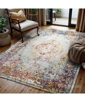 
Karakteristieke vintage vloerkleed met zijn versleten en verwassen plekken. - 140x200 CM Vintage Picasso Collectie - Used Look Ben je op zoek naar een vloerkleed, maar weet je niet of je voor een patroon of effen stijl wilt gaan? Maak kennis met de used look vintage collectie. Een glamoureus vloerkleed dat de aandacht trekt, terwijl het speciaal ontworpen design de ruimte niet overheerst. Used Look: karakteristiek voor de look van dit voerkleed zijn versleten en verwassen plekken, die in veel gevallen kunstmatig bewerkstelligd zijn. Precies dit design bepaalt de grote charme van vintage onze vloerkleden. Dit Tapijt is er in vele verschillende kleuren en maten. Het is geluiddempend, voelt warm en zacht aan en heeft goede isolerende eigenschappen. Machinaal geknoopte tapijten worden geproduceerd door middel van duizenden rollen van draad die worden ingevoerd Merk: Muratap Materiaal: Polypropyleen Kleur: Multikleur;Rood;Blauw;Paars;Beige Afmetingen: 140x200 CM
