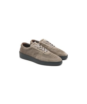 
Sneakers voor heren uit de collectie van Greve. Dit model heeft een upper van zacht suède in een Grijze tint. De binnenkant is van 100% kalfsleer gemaakt en voorzien van een vast voetbed. De opgestikte rand aan de zijkant en op de hiel geven de sneakers een bijzondere look. De schoenen hebben een soepele beige rubberen zool. Sierstiksels en een merklogo op de tong maken de casual en comfortabele sneakers