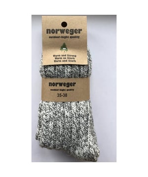 
Heerlijk warme noorse sok. De sokken zijn gemaakt van 50% hoogwaardig schapewol en 25% Polyacryl en 25% Polyamide . Ze zijn zeer comfortabel, naadloos en heerlijk warme. Pasvorm blijft prima ook na het wassen. De sokken wassen op 30 graden en niet in de droger. Het zijn 2 paar. Bestel vandaag nog en je hebt snel warme voeten.<br>
 