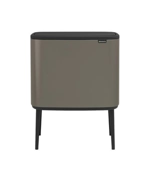 
<p><strong>Korte omschrijving</strong></p>
<ul>
<li>Inhoud: 36 liter</li>
<li>Afmetingen: (B)54 x (H)68 x (D)31,5 cm</li>
<li>uitneembare binnenemmer</li>
<li>Soft Touch' open- en sluitsysteem</li>
<li>Verstelbare pootjes met anti-slip</li>
<li>Inclusief afvalzakken</li>
<li>10 jaar garantie</li>
</ul>
<p><strong>Uitgebreide omschrijving</strong></p>
<p>Op zoek naar een mooie oplossing om afval te scheiden? Deze Bo Touch Bin combineert een prachtig design met een groot talent voor afval scheiden. Bo past perfect tegen de muur (ruimtebesparend!), en is erg stabiel dankzij de verstelbare anti-slip pootjes. Makkelijk en licht te bedienen - sluit met de zachtste aanraking. Bo Touch Bin ziet er fantastisch uit en is ongelofelijk handig met afval - met Bo haal je je ideale afvalmanager in huis. Dit is de versie met 1 binnenemmer van 36 liter. Natuurlijk zijn er ook voor Bo perfect passende PerfectFit afvalzakken - de kleurcode aan de binnenkant van Bo's deksel vertelt je precies welke PerfectFit afvalzakken je nodig hebt.</p>
<p><