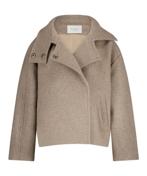 
De Rika coat van by-bar is een warme, bruin melange jas met een wollige uitstraling die gelijk een zachte sfeer om je heen creëert. Wollige stof met glad voeringmateriaal van polyester zorgt voor een luxe gevoel, terwijl de licht oversized pasvorm mooi valt en ruimte geeft voor lagen zonder bulky te lijken. Door de normale lengte blijft de jas fijn in beweging; de subtiele dubbele rij drukkers geeft een stijlvolle finishing touch zonder te schreeuwen om aandacht. Je draagt hem als je iets wilt dat genoeg warmte en karakter biedt, maar toch eenvoudig blijft in stijl. De neutralere tint maakt het makkelijk om te combineren en geeft iedere outfit direct een verfijnde, nonchalante allure. Ook op dagen dat een winterjas teveel is, voelt deze jas als een kleine upgrade voor je look, omdat hij zowel praktisch als modieus is.