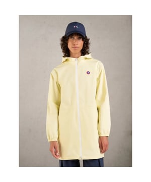 
Vanille dames regenjas Amelot Als je een mooie, stijlvolle en functionele regenjas zoekt, dan is de effen Vanille dames regenjas Amelot uit de Flotte collectie de ideale jas voor jou! De Amelot is de klassieker uit de Flotte collectie en reeds in vele kleuren uitgevoerd! De dames regenjas is ongevoerd, heeft een vaste capuchon en twee steekzakken met een rits. De jas komt tot over de heup en sluit door middel van een waterdichte ritssluiting. Verder heeft deze jas een koord in de taille, waarmee je een taille kunt creëren of juist de jas lekker ruim kunt maken. Alle naden van de jas zijn thermisch geseald en waterdicht gemaakt om een uitstekende bescherming tegen de regen te garanderen. Aan de binnenkant van het achterpand zit een geïntegreerd opbergzakje, waar je de jas in kunt opvouwen, voor als je hem niet nodig hebt. je kunt hem eventueel als rugzak op je rug meenemen. Flotte Flotte is een Frans merk, wiens missie is om jou een vrolijke visie op regen te geven. Dat doen ze door het maken van regenkleding, windichte, waterproof en ademende regenjassen en accessoires. van gerecyclede materialen. Gerecycled plastic flessen, voedselverpakkingen of zelfs gebruikte kleding zijn hier het belangrijkste element. De stof van de Flotte collectie is gerecycled en recyclebaar. De regenjas was je met een delicaat wasprogramma op lage temperatuur in de wasmachine. Gebruik daarbij een beetje wasmiddel; wasverzachter is niet nodig. Deze jas biedt een geweldige bescherming op de meest regenachtige dagen met 10.000mm! Materiaal: 100% Recyclede Polyester (vervaardigd uit minimaal 12 plastic flessen). Verkrijgbaar in diverse kleuren (zie hieronder):