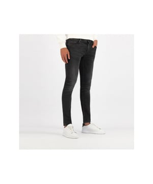 
Deze Jon heeft een strakke en eigentijdse uitstraling. Dankzij de willekeurige wassing en de 3D-whiskers op de voorzakken heeft deze jeans enkele lichtgekleurde details. Om eeuwig en ultiem comfort te bieden, zorgt de Pureflex-technologie ervoor dat deze jeans uitrekt, maar zijn pasvorm niet verliest. 96% katoen 4% elastene