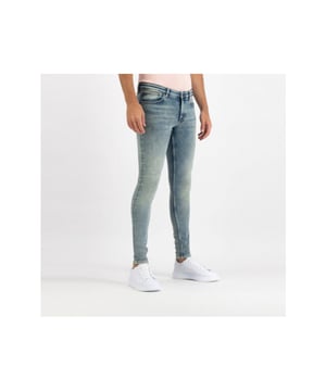 
De ultieme pasvorm en flexibiliteit. De Dylan 810 superskinny herenjeans is gemaakt van 95% katoen, 4% polyester, 1% elasthaan in een stone en met enzymen gewassen blauwgroene denim. Met bleekspetters aan de zijkanten en vervaagde kreukels op de heup. Met onze kenmerkende Purewhite-details zoals de leren taillebandpatch, metalen merklabel op de voorzak en driehoekige stiksels op de achterzak.