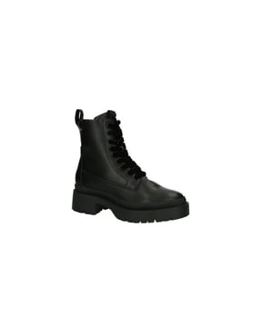 
Bikerboot op stoere, verhoogde zool. In sterk imitatieleer en met veter en ritssluiting voor een makkelijke instap. Pak jouw prijsvoordeel nu in de V&D outletshop!