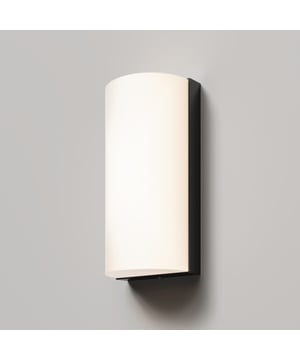 
Verlicht uw buitenruimte met de stijlvolle en duurzame Maytoni Outdoor Wandlamp Badd in Grafiet! Deze moderne buitenlamp combineert een strak design met hoogwaardige materialen en energiezuinige LED-technologie. Perfect voor terrassen, opritten, gevels of balkons, de Badd brengt een warme, sfeervolle verlichting naar uw buitenomgeving. Dankzij de IP54-classificatie is hij bestand tegen regen en spatwater, waardoor hij het hele jaar door betrouwbaar functioneert.De Badd wandlamp is vervaardigd uit robuust grafietkleurig aluminium en heeft een mat witte acrylafwerking. Het geïntegreerde LED-licht (3000K) zorgt voor een aangename, warme witte gloed (700 lumen). Het compacte design past naadloos bij diverse architectuurstijlen en voegt een moderne touch toe aan uw buitendecoratie. Geen gedoe met losse lampen; de LED is geïntegreerd en klaar voor gebruik! Met een garantie van 3 jaar kunt u jarenlang genieten van deze hoogwaardige buitenverlichting.MerkMaytoniCollectieBaddMateriaalAluminium (behuizing), Acryl (diffusor)AfwerkingGrafiet (behuizing), Mat Wit (diffusor)AfmetingenHoogte: 7 cm / 20 cm, Lengte: 10 cm, Breedte: 7 cm / 20 cm (afhankelijk van model)Gewicht0.52 kgLichtbronGeïntegreerde LEDVermogen10WLichtstroom700 lmKleurtemperatuur3000K (Warm Wit)Kleurweergave-index (CRI)80IP-klasseIP54BeschermingsklasseIVoltage220-240VFrequentie50/60 HzStralingshoek155°DimbaarNeeGarantie3 jaar