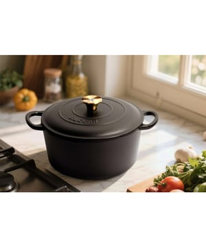 
Luxe koken met de Buccan Hamersley braadpan Maak van elke maaltijd een culinair hoogtepunt met de Buccan Hamersley gietijzeren braadpan. Deze matzwarte pan uit de Signature collectie combineert premium kwaliteit, stijlvol design en ultieme prestaties. Of je nu langzaam suddert, braden in de oven of een smaakvolle stoofpot bereidt deze pan tilt jouw kookkunsten gegarandeerd naar een hoger niveau. Belangrijke Kenmerken: Uitstekend warmtebehoud Hoogwaardig gietijzer zorgt voor gelijkmatige warmteverdeling en langdurig behoud, ideaal voor slowcooking en braden tot 200°C. Duurzaam geëmailleerd Glad emaille voorkomt roest en krassen, geen seasoning nodig en eenvoudig schoon te maken. Geschikt voor alle warmtebronnen Te gebruiken op gas, inductie, elektrisch, keramisch, halogeen én in de oven. Royale inhoud van 5 liter Perfect formaat voor stoofschotels, soepen en maaltijden voor het hele gezin. Stijlvol en luxe design Mat zwarte afwerking met goudkleurige RVS knop, een echte eyecatcher op tafel. Uitstekend warmtebehoud voor perfecte bereiding Dankzij het hoogwaardige gietijzer geniet je van een optimale warmteverdeling en -retentie. Zo blijven smaken en voedingsstoffen beter behouden, terwijl je gerechten gelijkmatig garen. De goed afsluitende deksel zorgt voor een natuurlijke recirculatie van vocht, wat resulteert in sappige stoofschotels en rijke sauzen vol smaak. Hoogwaardig gietijzer met geëmailleerde afwerking De Hamersley braadpan is vervaardigd uit duurzaam gietijzer en afgewerkt met een gladde emaillaag. Hierdoor hoef je de pan nooit in te branden en profiteer je direct van een natuurlijke antiaanbaklaag. Bovendien beschermt de emaille laag tegen roest en krassen, zodat jouw pan jarenlang meegaat. Geschikt voor alle warmtebronnen Of je nu kookt op gas, inductie, elektrisch, keramisch of in de oven deze pan is overal inzetbaar. Met een capaciteit van 5 liter heb je genoeg ruimte voor complete maaltijden, ideaal voor gezinnen en etentjes. Van stoofschotel tot versgebakken brood, de mogelijkheden zijn eindeloos. Stijlvol design met premium details De matzwarte afwerking in combinatie met de goudkleurige roestvrijstalen knop geeft de pan een luxe uitstraling. Ergonomische handgrepen zorgen voor een stevige grip, zelfs met ovenhandschoenen. Dankzij zijn stijlvolle design kan de pan direct van het fornuis of de oven op tafel als eyecatcher tijdens het serveren. Duurzaam, praktisch en gezond koken Met een gewicht van 5,25 kg voelt de pan robuust en betrouwbaar aan een echte investering die een leven lang meegaat. Doordat gietijzer warmte goed vasthoudt, kook je energiezuinig en met minder olie. Zo bereid je gezonde maaltijden zonder in te leveren op smaak of gemak. Kortom, de Buccan Hamersley gietijzeren braadpan is dé must-have voor iedere kookliefhebber die houdt van kwaliteit, stijl en veelzijdigheid. Of je nu een doordeweekse maaltijd bereidt of een feestelijk diner serveert, deze pan maakt van elk gerecht een succes. Merk: Buccan cooking Kleur: Zwart Stijl: Modern