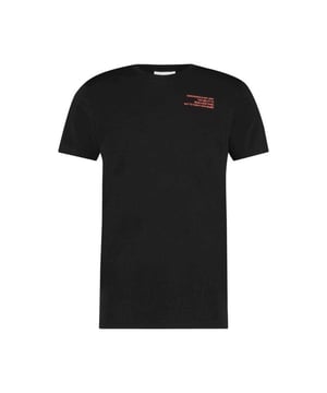 
 Stijg boven de massa uit met dit premium katoenen shirt. Gemengd met wat elasthaan, behoudt het fijne katoen zijn normale pasvorm en comfortabel gevoel. De ronde kraag en het contrasterende citaat met pigmentprint op de linkerborst geven dit shirt een mooie minimalistische look aan de voorkant, terwijl het kleine Purewhite-logo in de nek en de grote zeefdruk op een contrasterende patch op de achterkant je echt naar buiten brengen. 