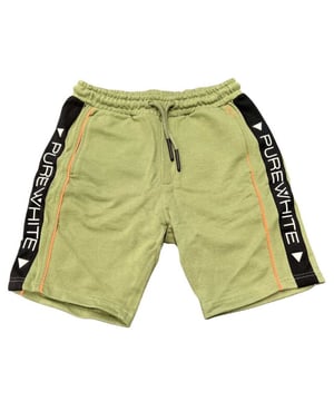 
 Purewhite short.

Materiaal: 100% Katoen. 