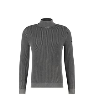 
 Somber Seattle Grunge krijgt een moderne update in deze 100% katoenen wafelgebreide, staalgrijze coltrui. De casual, verwassen kleur is in balans met subtiele details zoals het rubberen driehoekige logolabel op de mouw en een klein metalen merklabel achter in de nek.

Materiaal: 100% katoen. 