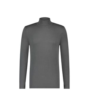 
 Deze grijze, gebreide trui, met colkraag en een klein metalen merklabel aan de achterkant, is geschikt voor alles, van een zakelijke bijeenkomst tot hangen op de bank of als laagje onder een van onze wollen herenoverhemden als het buiten vriest. De stof van een viscosemix en de slanke pasvorm van deze trui zorgen ervoor dat hij er op maat van je lichaam uitziet. Deze truien zijn klaar om je garderobe op te frissen en tegelijkertijd warm te houden.

Materiaal: 80% katoen, 20% nylon. 