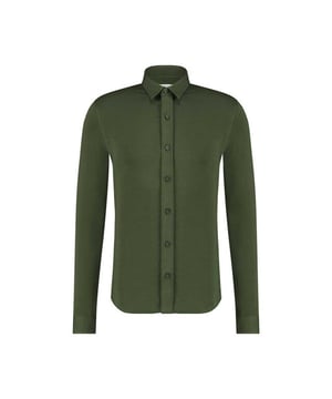 
 Kleed je voor elke gelegenheid met de Essential Shirt Jersey. Dit overhemd is gemaakt van een mix van het beste katoen en zorgt ervoor dat je je de hele dag comfortabel voelt. De regular fit en basic look heeft een fijne en subtiele touch met kleine maar karakteristieke driehoekige stiksels op de rechterschouder. 