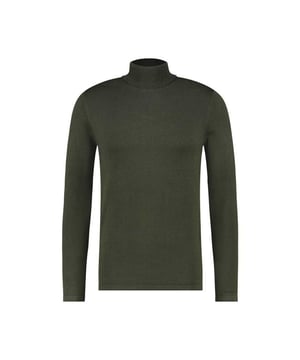 
 Gun jezelf een dosis stijl met de Essential Knit Turtleneck. Deze coltrui is gemaakt van een mooie mix van viscose en nylon en heeft een mooie regular fit waardoor je er zowel stijlvol als verfijnd uitziet. De kleine gestikte Purewhite-driehoek linksonder op de voorkant is slechts een subtiel detail van deze strakke en stijlvolle coltrui. 