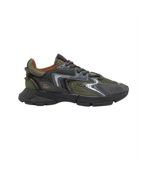 
 48SMA0055

De L003 Neo Sneakers herdefiniëren straatmode met een modern, conceptueel design. Dankzij de unieke paneelconstructie, met suède en foam overlays, de reflecterende laag en de ademende mesh, is dit item een high-fashion alternatief voor weekendschoenen.

Bovenwerk van textiel, suède en synthetische stof
Multi-textuur mesh met daarop zichtbare foam details
Synthetische en textiele voering
Rubberen buitenzool
Krokodil op de zijkant

Bovenwerk: 76% Polyester 12% Suède 12% Polyurethaan; Voering: 85% Gerecycled Polyester 15% Nylon; Binnenzool: 70% Gerecycled Polyester 30% Polyester; Buitenzool: 60% Rubber 35% EVA 5% Thermoplastisch Polyurethaan 