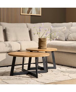 
Trendy salontafel set Austin is gemaakt van mangohout en kun je op een speelse manier onder elkaar schuiven. De tafelbladen zijn gemaakt van mangohout en behandeld met een naturel finish. Het metalen frame van de tweedelige salontafel set is afgewerkt met een zwarte lak.Afmetingen kleine tafeltjeDiameter: Ø60 cmHoogte: 40 cmAfmetingen grote tafeltjeDiameter: Ø70 cmHoogte: 35 cmOnderhoud: schoonmaken met een lichtvochtige doek.Verzending: makkelijke verzending naar eindklant.Bladen en onderstel los, tezamen in 1 doos 74x74x20 cm. Montage heel eenvoudig. - Afmeting: 70x70x40 - Kleur: Bruin - Materiaal: Hout