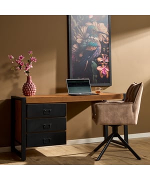 
Dit bureau komt uit onze Boaz serie en is voorzien van drie lades. Het bureau is uitgevoerd in massief mangohout en metaal. Het mangohout is behandeld met een beschermlaag. Het frame en de handgrepen zijn afgewerkt met een zwarte lak.AfmetingenBreedte: 145 cmDiepte: 58 cmHoogte: 74 cmAfmeting lades: 41,5 x 38 x 11 cmHoogte lade vanaf de grond: 17 cmOnderhoud: Afnemen met een lichtvochtige doek.Montage: zelf montage. - Afmeting: 58x145x74 - Kleur: Bruin - Materiaal: Hout