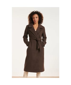 
Breng een vleugje verfijning in je garderobe met de Smashed Lemon lange bruine jas, ontworpen voor de moderne vrouw die houdt van stijl en comfort. Deze chique jas heeft een grote reverskraag en een onzichtbare knoopsluiting voor een strakke, elegante look. Dankzij de bijpassende stoffen riem kun je de jas naar wens tailleren, waardoor je een prachtige silhouet creëert. De jas is voorzien van praktische zijzakken en een split aan de achterkant voor extra bewegingsvrijheid en comfort. De getailleerde pasvorm en de zachte viscosemix stof maken deze jas een must-have voor elke stijlvolle vrouw.   


 Belangrijkste kenmerken:

  
 *  Grote reverskraag en onzichtbare knoopsluiting voor een elegante afwerking 
 *  Inclusief stoffen riem om de taille te accentueren 
 *  Voorzien van zijzakken en een split aan de achterkant voor extra comfort  Specificaties :

  
 * Stijl: jassen 
 * Print: Uni 
 * Pasvorm: Getailleerd 
 * Lengte: Lang 
 * Model: 173 cm lang en draagt maat S/36 
 * Country of