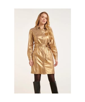 
Maak kennis met de Smashed Lemon Gouden Gecoate Suedine Jurk, een adembenemend kledingstuk dat luxe en comfort perfect combineert. Deze stretch jurk is ontworpen als een verfijnde overhemdjurk, met suedine bedekte knopen en een stijlvolle kraag. De jurk is voorzien van handige zakken en wordt geleverd met een bijpassende riem, waardoor je taille prachtig wordt geaccentueerd. Dankzij de zachte binnenkant voelt de jurk heerlijk aan op de huid en biedt hij de hele dag door comfort. De Smashed Lemon Gouden Gecoate Suedine Jurk is een must-have voor elke modieuze vrouw. Draag hem met elegante hakken voor een chique look of met enkellaarsjes voor een meer casual maar stijlvolle uitstraling. Voeg dit veelzijdige en schitterende stuk toe aan je garderobe en straal zelfvertrouwen en klasse uit bij elke gelegenheid.

 Belangrijkste kenmerken:

  
 *  Overhemdjurk ontwerp met een luxe uitstraling met suedine bedekte knopen en een klassieke kraag 
 *  Handige zakken en bijpassende riem praktisch