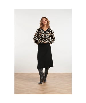 
Maak een stijlvolle indruk met de Smashed Lemon zwarte gebreide rok. Deze elegante midi-lengte rok is ontworpen met een subtiele flare, waardoor hij een verfijnde en vrouwelijke uitstraling heeft. De rok is vervaardigd uit een luxe viscoseblend die zorgt voor een zachte en ademende draagervaring. 
De Smashed Lemon gebreide rok wordt geleverd met een bijpassende gebreide riem met een elegante gesp, die een extra touch van verfijning toevoegt

 Belangrijkste kenmerken: 


 • Midi-lengte met flare: Voor een vrouwelijke en elegante pasvorm. • Bijpassende gebreide riem met gesp: Voor een verfijnde afwerking en een op maat gemaakte pasvorm. 
• Luxe viscoseblend: Voor een zachte, ademende en comfortabele draagervaring.