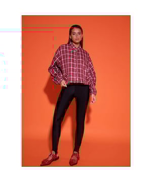 
De zwarte Lis legging van Studio Amaya is een stijlvolle essential die comfort en fashion moeiteloos combineert. Deze high stretch legging heeft een aangesloten pasvorm die je silhouet accentueert, terwijl de elastische tailleband zorgt voor een comfortabele fit. De glanzende stof geeft een luxe uitstraling, perfect voor zowel casual als geklede looks.
Dankzij de elastieken bandjes onder de voeten blijft de legging mooi op z’n plek, ideaal in combinatie met laarzen of ballerina’s. Draag hem met een oversized blouse of statement bomberjack voor een eigentijdse outfit.
Product details:

Merk: Studio Amaya
Model: Lis
Kleur: Zwart
Aangesloten pasvorm met stretch
Glanzende finish
Elastische tailleband
Voetbandjes aan de zoom
Materiaal: 80% polyamide, 20% elastaan
Het model is 176 cm en draagt maat S
