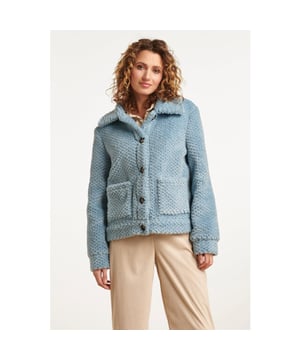 
De Smashed Lemon Damesjas in lichtblauwe teddy stof is de perfecte aanvulling op je wintergarderobe. Deze losse korte jas is niet alleen stijlvol, maar ook heerlijk zacht en comfortabel. De jas heeft een flatterende losse pasvorm en is gemaakt van een luxe lichtblauwe teddy stof. De zachte textuur voelt geweldig aan en houdt je warm tijdens koude dagen. Met een stijlvolle kraag en knoopsluiting aan de voorkant, kun je de jas gemakkelijk sluiten en openen. De handige zijzakken voegen niet alleen functionaliteit toe, maar geven ook een modieus tintje aan het ontwerp. Gemaakt van hoogwaardig polyester materiaal, biedt deze jas duurzaamheid en comfort. Het is een veelzijdig kledingstuk dat je moeiteloos kunt combineren met verschillende outfits. Met zijn losse pasvorm en trendy design is deze lichtblauwe teddy jas een must-have item voor dit seizoen.



 Specificaties :

 
 * Pasvorm: ruimvallend 
 * Lengte: kort 
 * Model: 175 cm lang en draagt maat S/36 
 * Country of Origin: Made In