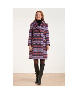 
Til je wintergarderobe naar een hoger niveau met de lange dubbelzijdige geruite jas van Smashed Lemon. Deze stijlvolle jas heeft een elegante reverskraag en een overlappende knoopsluiting die zorgt voor een verfijnde look. De zijzakken voegen zowel functionaliteit als flair toe, terwijl de getailleerde pasvorm je silhouet prachtig accentueert. Gemaakt van een zachte stof met een rood en paars geruit patroon, biedt deze jas zowel comfort als stijl. 



 Belangrijkste kenmerken:

  
 *   Elegante reverskraag en overlappende knoopsluiting 
 *  Zijzakken voor extra functionaliteit  
 *  Gemaakt van zachte stof met een rood en paars geruit patroon  Specificaties :

  
 * Stijl: jassen 
 * Print: Ruit 
 * Pasvorm: Getailleerd 
 * Lengte: Lang 
 * Model: 180 cm lang en draagt maat S/36 
 * Country of Origin: Made in P.R.C. 
 * Color: multicolour 
 * Lining: 100% Polyester lining 
 * Fabric composition: 100%Polyester