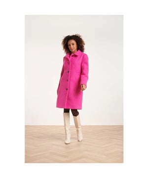 
Ontdek de tijdloze elegantie van de Smashed Lemon lange roze bouclé jas, een perfecte aanvulling op je herfst- en wintergarderobe. Deze stijlvolle jas valt tot op de knie en heeft een afgeronde kraag met een knoopsluiting die zorgt voor een verfijnde uitstraling. De jas is voorzien van handige zijzakken en heeft een getailleerde pasvorm, wat je figuur prachtig accentueert. Gemaakt van een zachte bouclé stof, biedt deze jas niet alleen stijl, maar ook comfort en warmte.   


 Belangrijkste kenmerken:

  
 *  Afgeronde kraag met knoopsluiting voor een klassieke look 
 *  Handige zijzakken voor extra functionaliteit 
 *  Gemaakt van zachte bouclé stof voor een luxe gevoel  Specificaties :

  
 * Stijl: jassen 
 * Print: Uni 
 * Pasvorm: Getailleerd 
 * Lengte: On de knie 
 * Model: 173 cm lang en draagt maat S/36 
 * Country of Origin: Made in P.R.C. 
 * Color: fuchsia 
 * Lining: 100% Polyester lining 
 * Fabric composition: 95%polyester 5%spandex