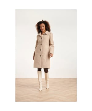 
Ontdek de tijdloze elegantie van de Smashed Lemon lange beige bouclé jas, een perfecte aanvulling op je herfst- en wintergarderobe. Deze stijlvolle jas valt tot op de knie en heeft een afgeronde kraag met een knoopsluiting die zorgt voor een verfijnde uitstraling. De jas is voorzien van handige zijzakken en heeft een getailleerde pasvorm, wat je figuur prachtig accentueert. Gemaakt van een zachte bouclé stof, biedt deze jas niet alleen stijl, maar ook comfort en warmte. 


 Belangrijkste kenmerken:

  
 *  Afgeronde kraag met knoopsluiting voor een klassieke look 
 *  Handige zijzakken voor extra functionaliteit  
 *  Gemaakt van zachte bouclé stof voor een luxe gevoel  Specificaties :

  
 * Stijl: jassen 
 * Print: Uni 
 * Pasvorm: Getailleerd 
 * Lengte: On de knie 
 * Model: 173 cm lang en draagt maat S/36 
 * Country of Origin: Made in P.R.C. 
 * Color: sand 
 * Lining: 100% Polyester lining 
 * Fabric composition: 95%polyester 5%spandex