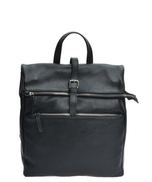 Rugzak
100% rundleer + stoffen achterpand
Omvouwbare klepsluiting met een gespband
Ritssluiting aan de bovenkant
Intern vak met rits
Ritsvak aan de voorkant
Afmetingen : 39x32x8 cm
Handvat : 25,5 cm
Schouderriem: 2x80 cm stoffen banden