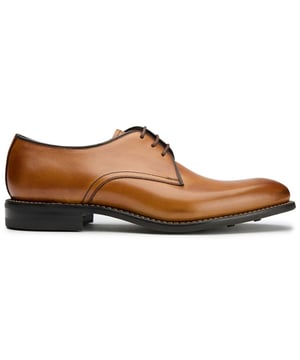 Der Loake Hempstead bringt zeitlose britische Handwerkskunst in Ihre alltÃ¤gliche Garderobe. Gefertigt aus hochwertigem braunem Leder und mit traditioneller Goodyear-Rahmennaht, versprechen diese SchnÃ¼rschuhe eine Langlebigkeit, die mit dem Alter nur besser wird. Die Gummisohle bietet moderne PraktikabilitÃ¤t, ohne die klassische Silhouette zu beeintrÃ¤chtigen, wÃ¤hrend die Lederinnensohle ganztÃ¤gigen Komfort gewÃ¤hrleistet. Eine elegante Wahl, die nahtlos von BÃ¼roterminen zu Wochenendabenteuern Ã¼bergeht.
