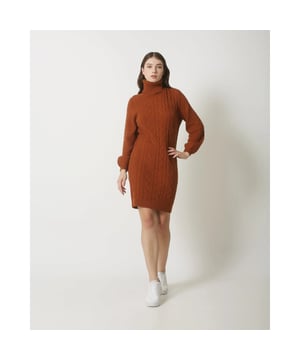 
Op zoek naar een verfijnde aanvulling voor je damesgarderobe? Ontdek de unieke stijl van Smashed Lemon damesmode, waar eigentijdse elegantie en comfort samenkomen.

 Deze bruine turtle neck jurk is een veelzijdig kledingstuk dat je moeiteloos kunt dragen bij verschillende gelegenheden. Met aandacht voor detail vervaardigd, bestaat deze jurk uit een zorgvuldig gekozen mix van materialen: 50% viscose, 28% polyester en 22% nylon. Dit garandeert duurzaamheid en een zachte, luxueuze textuur.

 Of je nu op zoek bent naar een chique outfit voor een speciale avond of een stijlvolle keuze voor dagelijks comfort, deze turtle neck jurk biedt de perfecte combinatie van stijl en draagbaarheid. De turtle neck voegt een tijdloos element toe aan je look, terwijl de bruine kleur een warme en veelzijdige uitstraling biedt.

 Kenmerken:

 Kleur: Bruin 
Materiaal: 50% viscose, 28% polyester, 22% nylon 
Halslijn: Turtle neck 
Verrijk je garderobe met deze Smashed Lemon damesmode turtle neck jurk en geniet