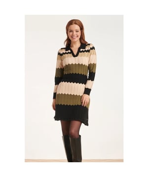 
Ontdek de tijdloze elegantie van de Smashed Lemon Neutrale Zig-Zag Gebreide Jurk. Deze prachtige jurk combineert comfort en stijl met een verfijnde uitstraling, perfect voor elke gelegenheid. De jurk heeft een V-hals met een stijlvolle zwarte kraag, en een nauwsluitende pasvorm die uitloopt in een elegante, uitlopende rok. De lange mouwen zijn voorzien van rib gebreide manchetten in zwart, wat zorgt voor een verfijnde afwerking en extra comfort. Het zig-zag patroon in neutrale kleuren zoals sand, goud, legergroen en zwart, geeft de jurk een dynamisch en opvallend karakter. De jurk is vervaardigd uit een hoogwaardige viscosemix, met nylon lurex draad in de goudkleurige gebieden, wat een subtiele glans toevoegt aan het geheel. 

 Belangrijkste kenmerken:

  
 *  Neutraal zig-zag patroon in sand, goud, legergroen en zwart, met lurex draad voor een luxe touch  
 *  V-hals met zwarte kraag en rib gebreide manchetten voor een elegante afwerking  
 *  Nauwsluitende pasvorm met uitlopende rok,