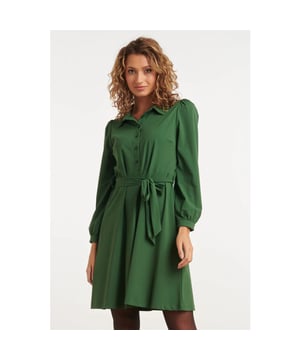 
Ontdek de verfijnde en veelzijdige stijl van de Smashed Lemon Army Groene Travel Kwaliteit Jurk. Deze elegante jurk combineert een klassieke uitstraling met moderne functionaliteit, ideaal voor zowel formele als informele gelegenheden. De jurk is ontworpen met een knoopsluiting die tot de taille doorloopt, wat zorgt voor een gestructureerde en flatterende pasvorm. De stijlvolle kraag en de lange mouwen met een subtiele puff geven een verfijnde touch aan het geheel. De rok van de jurk heeft een lichte flair, die elegant om je benen valt en extra bewegingsvrijheid biedt. Bovendien wordt de jurk geleverd met een bijpassende riem die je taille accentueert voor een nog slanker silhouet. Gemaakt van travel kwaliteit stof, biedt deze jurk zowel comfort als praktische voordelen. De stof is kreukvrij, snel drogend, en rekbaar, wat zorgt voor een moeiteloos onderhoud en een perfect uitziende jurk, waar je ook bent. De Smashed Lemon Army Groene Travel Kwaliteit Jurk is een must-have voor je