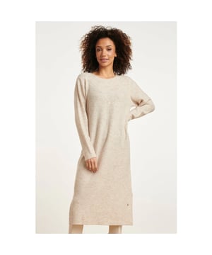 
Voeg een vleugje elegantie toe aan uw garderobe met de Smashed Lemon lange off-white gebreide jurk. Deze prachtige midi-jurk is ontworpen voor zowel comfort als stijl en is gemaakt van een zachte viscoseblend. De jurk heeft een ronde halslijn en subtiele zijsplitten voor extra bewegingsvrijheid en een vleugje verfijning. Het grafische lijndetail op de borst voegt een modern accent toe aan deze tijdloze klassieker.

 Belangrijkste kenmerken: 


 • Grafisch lijndetail op de borst: Voor een modern en verfijnd accent. • Zijsplitten: Voor extra bewegingsvrijheid en een elegante uitstraling. 
• Zachte viscoseblend: Voor een comfortabele en ademende draagervaring.

  
Kies voor Smashed Lemon en voeg een stijlvolle en tijdloze klassieker toe aan uw garderobe met deze prachtige lange off-white gebreide jurk.