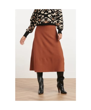 
Voeg een vleugje elegantie toe aan uw garderobe met de Smashed Lemon bruine gebreide rok. Deze stijlvolle midi-lengte rok is ontworpen met een subtiele flare, wat zorgt voor een flatterende en vrouwelijke uitstraling. Gemaakt van een hoogwaardige viscoseblend, biedt deze rok een zachte en ademende draagervaring die ideaal is voor elke gelegenheid. 
De Smashed Lemon bruine gebreide rok wordt geleverd met een bijpassende gebreide riem met een stijlvolle gesp, waardoor uw taille prachtig geaccentueerd wordt.

  
Belangrijkste kenmerken: 


 • Midi-lengte met flare: Voor een flatterende en vrouwelijke pasvorm. • Bijpassende gebreide riem met gesp: Voor een elegante afwerking en een op maat gemaakte look. 
• Hoogwaardige viscoseblend: Voor een zachte, ademende en comfortabele draagervaring.