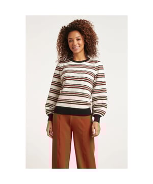 
Laat je innerlijke retro diva stralen met onze Smashed Lemon Retro Grafische Gestreepte Gebreide Top met Pofmouwen in zachte neutrale kleuren. Deze knitted top is de perfecte aanvulling op je wintercollectie voor een vleugje nostalgische charme. Onze Smashed Lemon Retro Grafische Gestreepte Gebreide Top combineert tijdloze retro-elementen met eigentijdse stijl. Het opvallende grafische gestreepte patroon in zachte neutrale kleuren geeft deze top een speelse en vintage uitstraling. De top is vervaardigd uit hoogwaardig viscose materiaal, dat niet alleen zacht aanvoelt op je huid, maar je ook warm en comfortabel houdt tijdens de koudere dagen. De pofmouwen voegen een vleugje elegantie en speelsheid toe aan het ontwerp. De veelzijdigheid van deze gebreide top is eindeloos. Draag het met een trendy flared jeans voor een relaxte casual look, of combineer het met een rok en hakken voor een stijlvolle en feestelijke outfit.



 Specificaties Print: streepen:

 
 * Pasvorm: losvallend 
 *