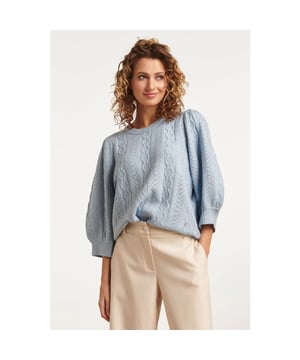 
Betover in onze Smashed Lemon Gestreepte Gestructureerde Gebreide Top met Pofmouwen in een zachte tint babyblauw. Deze prachtige top voegt een vleugje speelsheid en elegantie toe aan je wintergarderobe. Onze Smashed Lemon Gestreepte Gestructureerde Gebreide Top met Pofmouwen in babyblauw is een must-have voor de koude seizoenen. Het gestructureerde breisel geeft de top een verfijnde uitstraling, terwijl de pofmouwen een trendy en romantisch element toevoegen. Deze top is gemaakt van hoogwaardig acryl, wat zorgt voor een zacht en comfortabel gevoel op je huid. Bovendien houdt het je lekker warm tijdens de winterdagen, terwijl je er tegelijkertijd stijlvol uitziet. Het prachtige babyblauwe kleurenschema van de top is perfect om een frisse en vrouwelijke uitstraling te creëren. Combineer het met een witte broek voor een moderne look of met een grijze rok voor een elegante touch. Deze gestructureerde gebreide top kan je moeiteloos van dag tot nacht dragen. 



 Specificaties :

 
 *