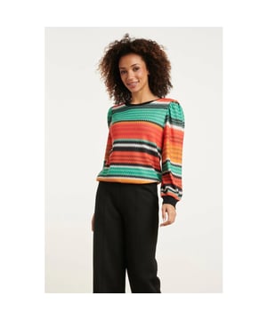 
Laat je stijl schitteren met de Smashed Lemon Oranje Multicolor Zigzag Top, een prachtige toevoeging aan onze collectie die jouw look naar nieuwe hoogten tilt. Deze top, met zijn opvallende zigzagprint in levendige oranje tinten, een verfijnde v-halslijn en elegante lange mouwen, belichaamt de perfecte balans tussen chic en trendy.

 Kenmerken:

  
 *  Opvallende Zigzagprint in Levendig Oranje Multicolor: De top wordt gekenmerkt door een opvallende zigzagprint in levendige oranje tinten, wat zorgt voor een eigentijdse en modieuze uitstraling. Een patroon dat jouw persoonlijkheid laat stralen.

  
 *  Verfijnde V-halslijn voor Vrouwelijke Elegantie: De v-halslijn voegt een vleugje vrouwelijke elegantie toe aan de top, waardoor het een veelzijdig stuk wordt dat geschikt is voor diverse gelegenheden. Een subtiele maar krachtige keuze voor een verfijnde look.

  
 *  Elegante Lange Mouwen voor Seizoensgebonden Comfort: Met lange mouwen biedt deze top niet alleen stijlvolle flair, maar ook