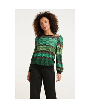 
Ontdek de onweerstaanbare charme van de Smashed Lemon Groene Multicolor Zigzag Top, een must-have item in onze collectie die jouw stijl naar nieuwe hoogten tilt. Met een opvallende zigzagprint in rijke groene tinten, een verleidelijke v-halslijn en elegante lange mouwen, belichaamt deze top de perfecte combinatie van modieuze flair en tijdloze elegantie.

 Kenmerken:

  
 *  Opvallende Zigzagprint in Groene Multicolor: De top is bedrukt met een opvallende zigzagprint in rijke groene tinten, waardoor het een eigentijdse en modieuze uitstraling krijgt. Een patroon dat jouw garderobe verrijkt met speelse en levendige details.

  
 *  Verleidelijke V-halslijn voor Een Flatterende Look: De v-halslijn voegt een vleugje verleidelijke elegantie toe aan de top, waardoor deze geschikt is voor diverse gelegenheden. Een tijdloos ontwerp dat je decolleté flatteert en je vrouwelijkheid benadrukt.

  
 *  Elegante Lange Mouwen voor Seizoensgebonden Comfort: De top is uitgerust met elegante lange