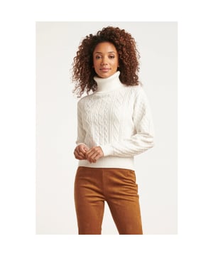 
Betover iedereen om je heen met onze Smashed Lemon Getextureerde Aansluitende Gebreide Coltrui Top in een prachtige witte kleur. Deze tijdloze en stijlvolle top is een absolute must-have voor je wintercollectie en biedt niet alleen een comfortabele pasvorm, maar ook een verfijnde uitstraling die je look naar een hoger niveau tilt. Laat je winterstijl stralen met onze Smashed Lemon Getextureerde Aansluitende Gebreide Coltrui Top in een prachtige witte tint. Deze top is speciaal ontworpen voor dames die op zoek zijn naar een veelzijdig kledingstuk dat perfect past bij de winterse sferen. De getextureerde gebreide stof voegt een extra dimensie toe aan deze coltrui top en zorgt voor een elegante uitstraling. De aansluitende pasvorm omhelst je lichaam op een flatterende manier en biedt tegelijkertijd ultiem comfort. De turtleneck geeft je niet alleen een warm en knus gevoel, maar voegt ook een vleugje chic toe aan je winteroutfit. Gemaakt van hoogwaardige viscose, voelt deze gebreide