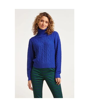 
Stap in de winterse sfeer met een vleugje tijdloze elegantie dankzij onze Smashed Lemon Getextureerde Aansluitende Gebreide Coltrui Top in een prachtige blauwe tint. Deze stijlvolle en nauwsluitende top is de perfecte aanvulling op je wintercollectie en houdt je heerlijk warm terwijl je er moeiteloos chic uitziet. Geef je winteroutfit een verfijnde uitstraling met onze Smashed Lemon Getextureerde Aansluitende Gebreide Coltrui Top in een betoverende blauwe kleur. Deze top is speciaal ontworpen voor de zelfbewuste vrouw die op zoek is naar comfort en klasse tijdens de koude wintermaanden. De getextureerde gebreide stof geeft deze coltrui top een luxueus en elegant karakter. Het subtiele patroon voegt diepte en textuur toe aan je look, terwijl de aansluitende pasvorm je silhouet flatteert en je vrouwelijke vormen benadrukt. Gemaakt van hoogwaardige viscose, biedt deze gebreide coltrui top een ongeëvenaard gevoel van zachtheid en comfort. Het materiaal is ademend en warmteregulerend,